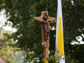 Christus geht im Zeichen des Kreuzes voran